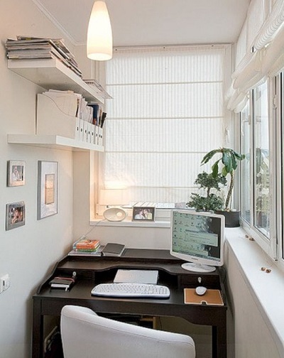 Свежее решение экономии пространства: балкон как рабочий кабинет