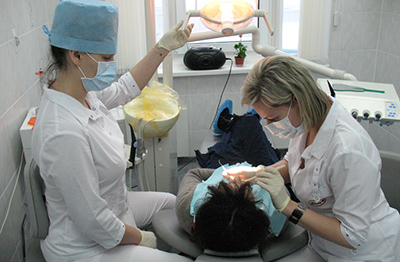 Обработка краев провизорных зубных реставраций