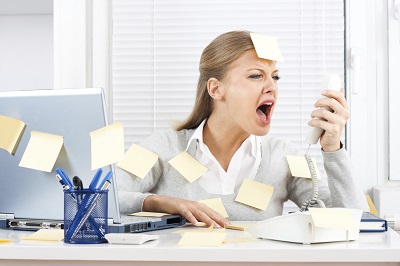 Как стрессы на работе влияют на психологический баланс сотрудников и производительность.